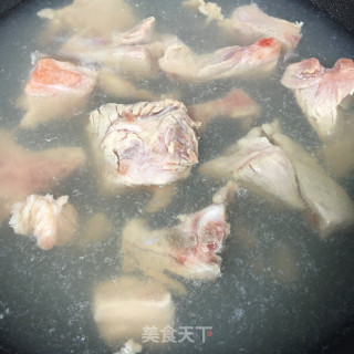 萝卜香菇煲排骨的做法步骤：1