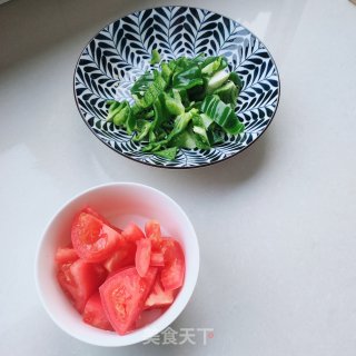 青椒西红柿炒鸡蛋的做法步骤：1