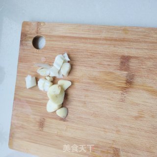 青椒西红柿炒鸡蛋的做法步骤：2