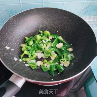 青椒西红柿炒鸡蛋的做法步骤：6