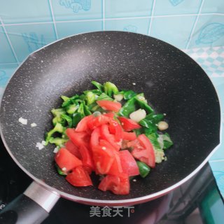 青椒西红柿炒鸡蛋的做法步骤：7