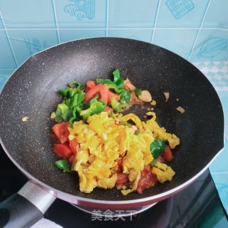 青椒西红柿炒鸡蛋的做法步骤：9