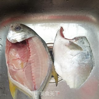 葱油金鲳鱼的做法步骤：2