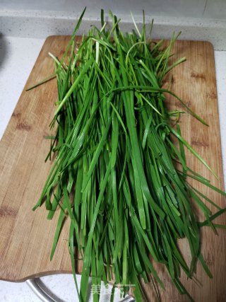 韭菜炒鸡肉的做法步骤：1