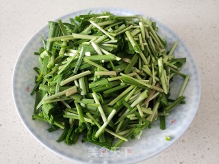 韭菜炒鸡肉的做法步骤：2