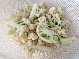 辣炒菜花的做法步骤：1