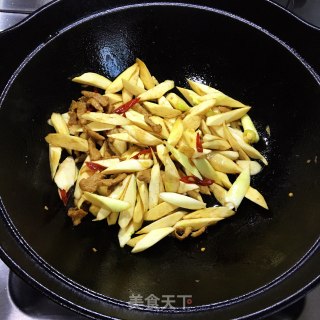 茭白炒肉丝的做法步骤：2