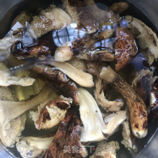 松茸炒时蔬的做法步骤：1