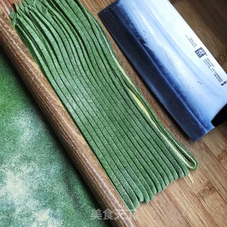 浇汁手擀菠菜面的做法步骤：5