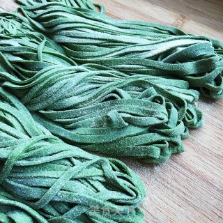 浇汁手擀菠菜面的做法步骤：6