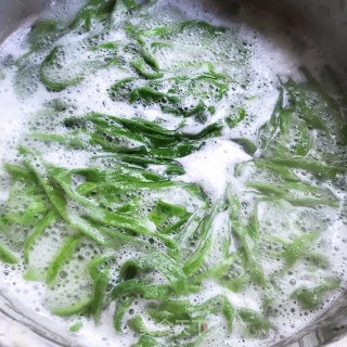 浇汁手擀菠菜面的做法步骤：7