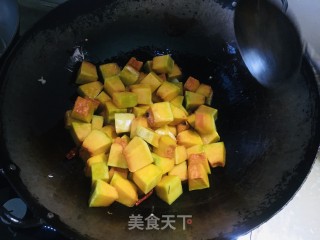 花生炖南瓜的做法步骤：2