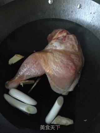 麻辣手撕鸡的做法步骤：1