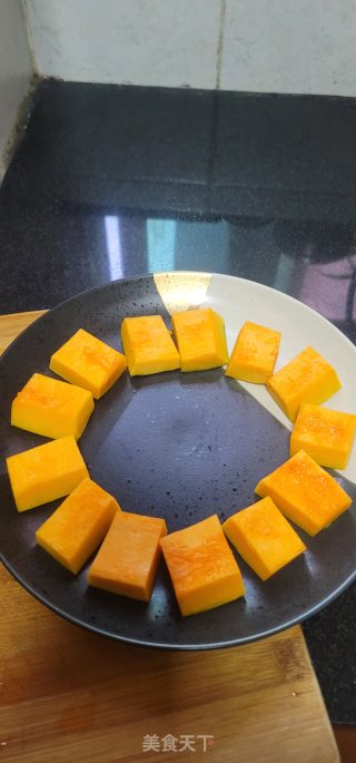 辣肠蒸南瓜的做法步骤：2
