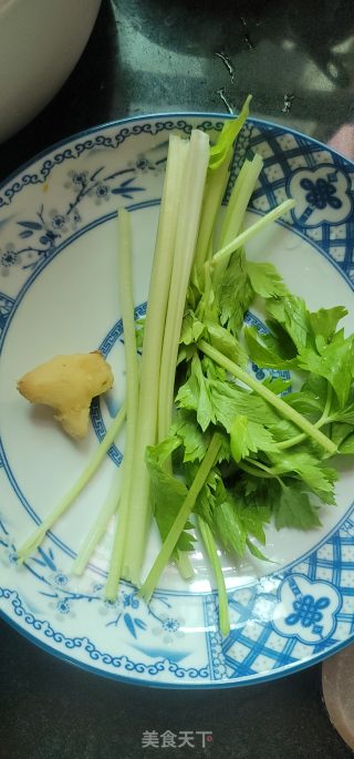 芹菜炒红极参的做法步骤：3