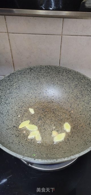芹菜炒红极参的做法步骤：4