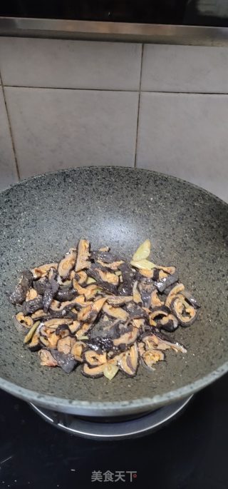 芹菜炒红极参的做法步骤：6