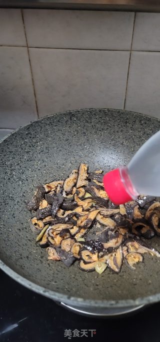 芹菜炒红极参的做法步骤：7