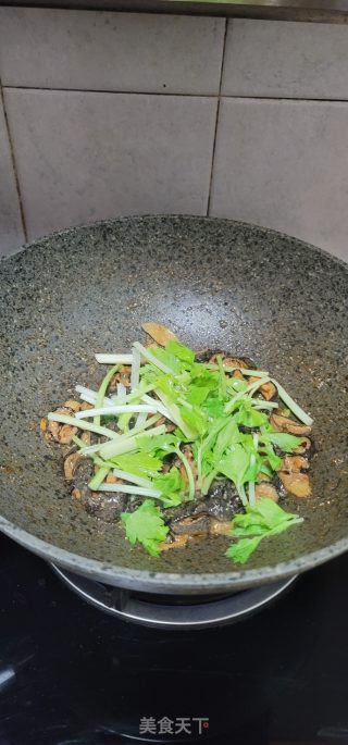芹菜炒红极参的做法步骤：9