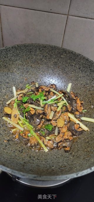 芹菜炒红极参的做法步骤：10
