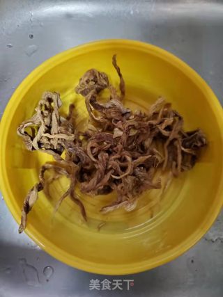 猪肉片辣炒萝卜干的做法步骤：1