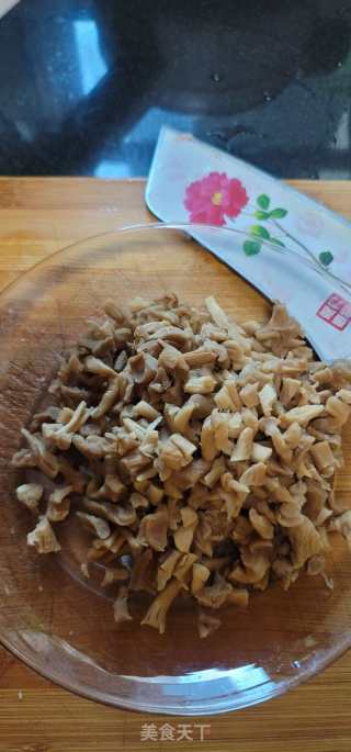 猪肉片辣炒萝卜干的做法步骤：2