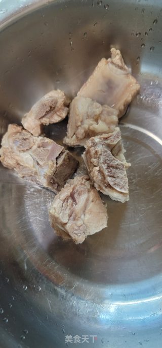 腊肉排骨炖胡萝卜莲藕的做法步骤：1