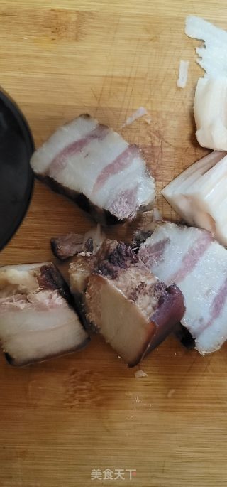 腊肉排骨炖胡萝卜莲藕的做法步骤：2