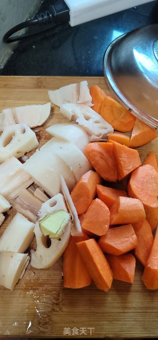 腊肉排骨炖胡萝卜莲藕的做法步骤：3