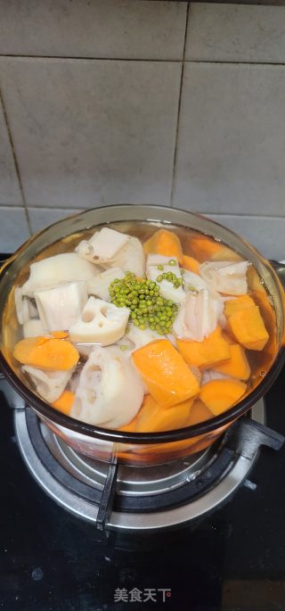 腊肉排骨炖胡萝卜莲藕的做法步骤：5