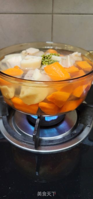 腊肉排骨炖胡萝卜莲藕的做法步骤：6
