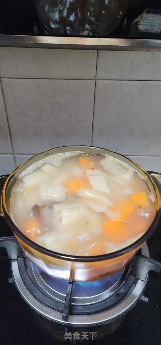 腊肉排骨炖胡萝卜莲藕的做法步骤：7