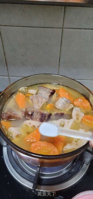 腊肉排骨炖胡萝卜莲藕的做法步骤：9