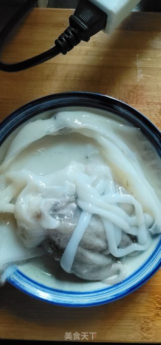 蒜香芹菜拌墨鱼的做法步骤：1