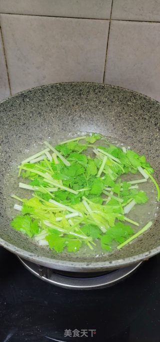 蒜香芹菜拌墨鱼的做法步骤：5