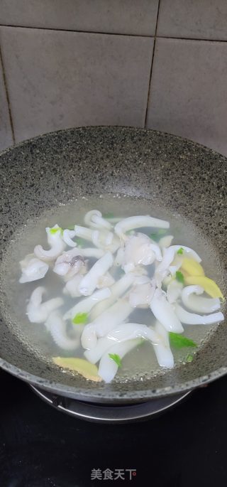 蒜香芹菜拌墨鱼的做法步骤：6