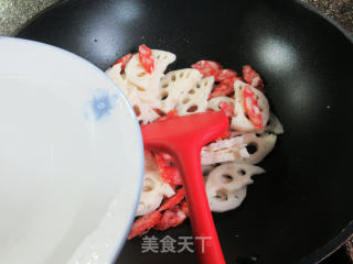 莴笋香肠炒莲藕的做法步骤：3