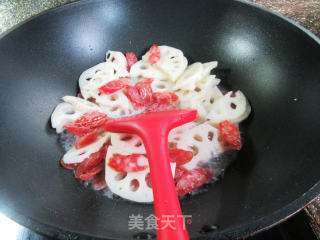 莴笋香肠炒莲藕的做法步骤：4