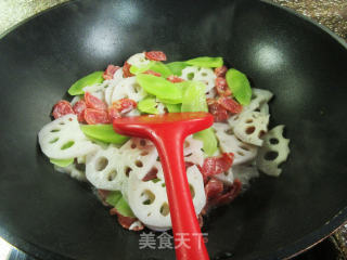 莴笋香肠炒莲藕的做法步骤：5