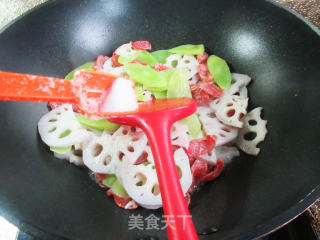 莴笋香肠炒莲藕的做法步骤：6