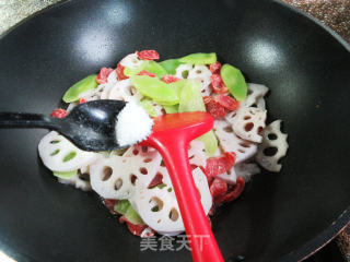 莴笋香肠炒莲藕的做法步骤：7