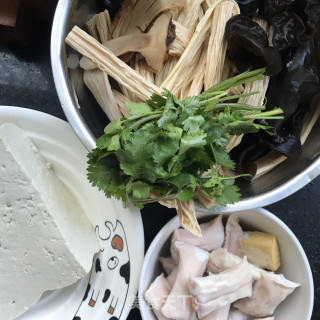香辣时蔬炖肥牛的做法步骤：1