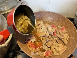 滑蛋洋葱汁烩肉片的做法步骤：5