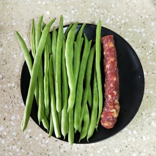 电饭锅豆角焖饭的做法步骤：2