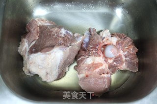 电饭煲炖肘子的做法步骤：1