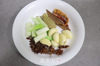 电饭煲炖肘子的做法步骤：3