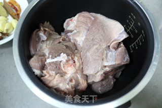 电饭煲炖肘子的做法步骤：4