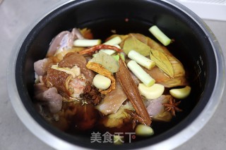 电饭煲炖肘子的做法步骤：5