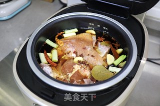 电饭煲炖肘子的做法步骤：6