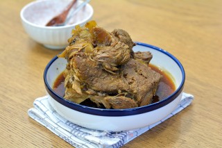 电饭煲炖肘子的做法步骤：8